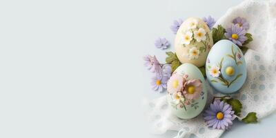 bandiera con Pasqua uova nel pastello colori con fiori arredamento su loro. viola fiori in giro e pizzo tessuto su leggero grigio sfondo. ai generato foto