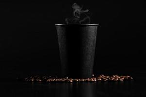 un bicchiere nero con caffè caldo su uno sfondo scuro. chicchi di caffè sparsi. caffè profumato in tavola foto