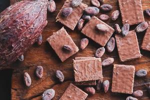 cioccolato e fave di cacao con cacao su fondo nero