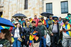 bogotà, Colombia, 19 luglio 2023. tranquillo, calmo protesta di il membri di il attivo Riserva di il militare e polizia forze nel bogotà Colombia contro il governo di gustavo petro foto