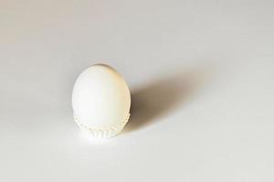 uovo bianco su sfondo bianco isolato con ombra. ingrediente.cibo sano.pasqua. foto