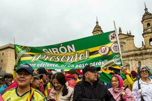 bogotà, Colombia, 19 luglio 2023. tranquillo, calmo protesta di il membri di il attivo Riserva di il militare e polizia forze nel bogotà Colombia contro il governo di gustavo petro foto