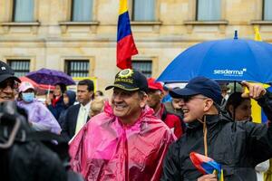 bogotà, Colombia, 19 luglio 2023. tranquillo, calmo protesta di il membri di il attivo Riserva di il militare e polizia forze nel bogotà Colombia contro il governo di gustavo petro foto