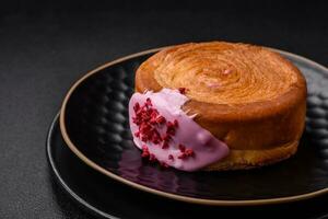 il giro soffio Pasticcino brioche con lampone Riempimento o nuovo York rotolo foto