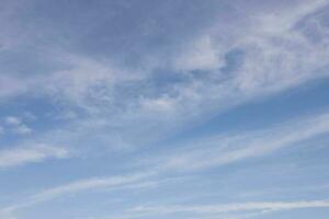 trasparente blu cielo con nuvole e atmosferico pomeriggio. foto