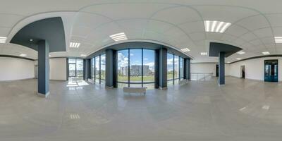 pieno senza soluzione di continuità sferico hdri 360 panorama Visualizza nel vuoto moderno sala con colonne, porte e panoramico finestre nel equirettangolare proiezione, pronto per ar vr soddisfare foto