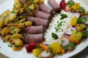 roastbeef con patate fritte e salsa remoulade foto