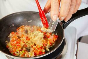 preparazione di il tradizionale colombiano hogao o criollo salsa fatto di cipolla, pomodoro, peperoni e coriandolo. salsa criolla foto