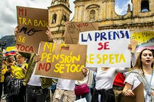 bogotà, Colombia, giugno 2023, tranquillo, calmo protesta marce contro il governo di gustavo petro chiamato la marcha de la maioria foto