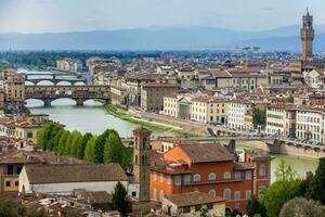 Visualizza di Ponte Vecchio e il bellissimo città di Firenze a partire dal michelangelo piazza foto