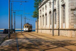 bellissimo vecchio tram e un antico Casa su un' angolo di il rua de sobreiras nel porto città nel Portogallo foto