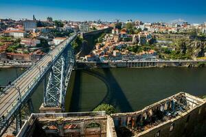 Visualizza di porto città e il dom luis io ponte un' metallo arco ponte al di sopra di il douro fiume foto