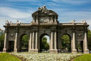 il famoso puerta de alcalà su un' bellissimo soleggiato giorno nel Madrid città. iscrizione su il frontone re carlo iii anno 1778 foto