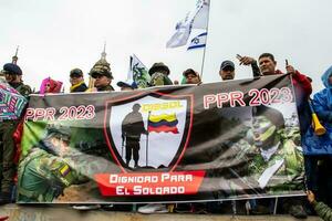 bogotà, Colombia, 19 luglio 2023. tranquillo, calmo protesta di il membri di il attivo Riserva di il militare e polizia forze nel bogotà Colombia contro il governo di gustavo petro foto