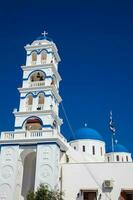 il Chiesa di santo attraversare nel il centrale piazza di perissa su santorini isola foto