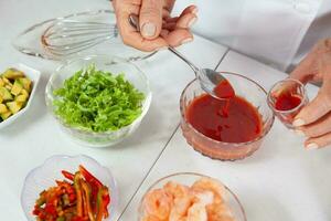 preparazione processi di un' delizioso gamberetto ceviche foto