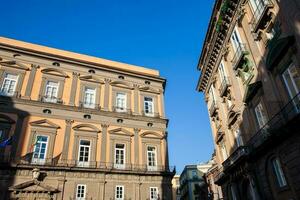 bellissimo facciate di il antico edifici nel Napoli vecchio città foto