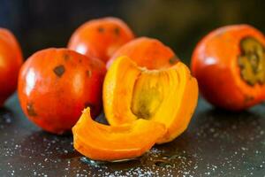 fetta di il esotico tropicale frutta di bactris gasipae palma albero chiamato chontaduro con sale e miele foto