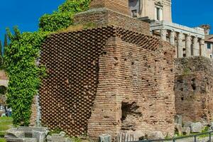 bellissimo mattone base di il onorario colonne a il romano Forum nel Roma foto