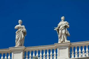 dettaglio di il statue di santi quello corona il colonnati di st. Peter piazza costruito su 1667 su il Vaticano città foto