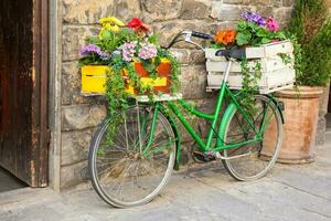 verde bicicletta decorato con fiori parcheggiata nel Firenze foto