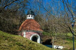 il poco cappella di il infantile Gesù un' costruito su il 18 ° secolo quello apparteneva per il monaci di spoglio Carmelitani collocato a petrin giardini foto