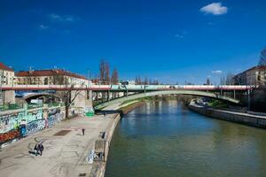 il Danubio canale visto a partire dal il aspern ponte nel vienna quale si connette il quartieri di innere stadt e leopoldstadt foto