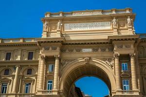 repubblica piazza e il trionfale arco nel un presto primavera giorno foto