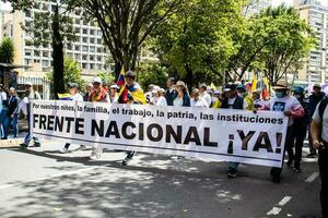 bogotà, Colombia, giugno 2023, tranquillo, calmo protesta marce contro il governo di gustavo petro chiamato la marcha de la maioria foto