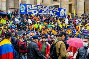 bogotà, Colombia, 19 luglio 2023. tranquillo, calmo protesta di il membri di il attivo Riserva di il militare e polizia forze nel bogotà Colombia contro il governo di gustavo petro foto