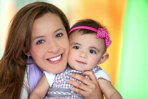 giovane madre giocando con sua bambino figlia. presto stimolazione per bambini piccoli concetto. foto