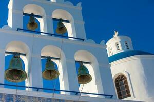 cupola e campana Torre di il Chiesa di panagia platsani collocato nel Oia città a santorini isola nel un' bellissimo presto primavera giorno foto