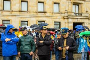 bogotà, Colombia, 19 luglio 2023. tranquillo, calmo protesta di il membri di il attivo Riserva di il militare e polizia forze nel bogotà Colombia contro il governo di gustavo petro foto