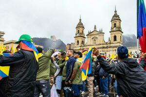 bogotà, Colombia, 19 luglio 2023. tranquillo, calmo protesta di il membri di il attivo Riserva di il militare e polizia forze nel bogotà Colombia contro il governo di gustavo petro foto