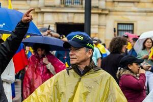 bogotà, Colombia, 19 luglio 2023. tranquillo, calmo protesta di il membri di il attivo Riserva di il militare e polizia forze nel bogotà Colombia contro il governo di gustavo petro foto