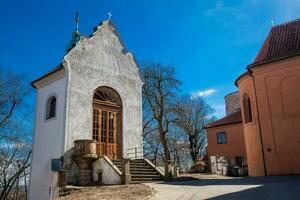 poco cappella di il cavalleria Il prossimo per il Chiesa di st Lawrence a petrin collina foto