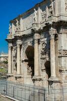 il arco di Costantino un' trionfale arco nel Roma, situato fra il colosseo e il palatina collina costruito su il anno 315 anno Domini foto