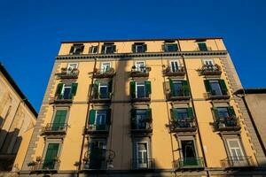 bellissimo facciate di il antico edifici nel Napoli vecchio città foto