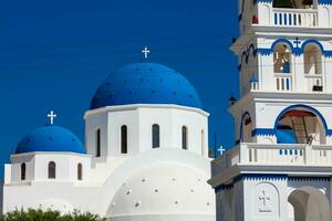 il Chiesa di santo attraversare nel il centrale piazza di perissa su santorini isola foto