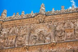 dettaglio di il bellissimo facciata di il storico edificio di il Università di salamanca foto