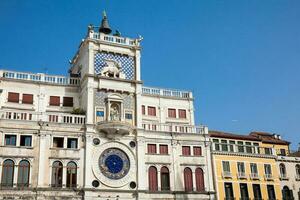 orologio Torre a il piazza san marco nel Venezia costruito nel 1499 foto