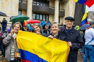 bogotà, Colombia, 19 luglio 2023. tranquillo, calmo protesta di il membri di il attivo Riserva di il militare e polizia forze nel bogotà Colombia contro il governo di gustavo petro foto