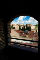 Visualizza di il bellissimo salamanca vecchio città nel un' soleggiato presto primavera giorno foto