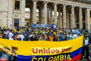 bogotà, Colombia, 19 luglio 2023. tranquillo, calmo protesta di il membri di il attivo Riserva di il militare e polizia forze nel bogotà Colombia contro il governo di gustavo petro foto