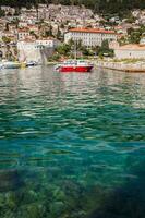 rosso barca a dubrovnik città vecchio porta marina foto