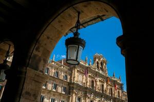 antico strada lanterna a plaza Sindaco un 18 ° secolo spagnolo barocco pubblico piazza circondato di negozi, ristoranti e il cittadina sala nel salamanca vecchio città foto