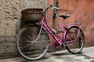 parcheggiata bicicletta a il bellissimo strade di pisa foto