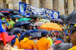 bogotà, Colombia, 19 luglio 2023. tranquillo, calmo protesta di il membri di il attivo Riserva di il militare e polizia forze nel bogotà Colombia contro il governo di gustavo petro foto