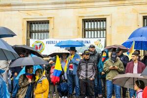 bogotà, Colombia, 19 luglio 2023. tranquillo, calmo protesta di il membri di il attivo Riserva di il militare e polizia forze nel bogotà Colombia contro il governo di gustavo petro foto