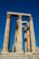 rovine di il tempio di olimpionico Zeus anche conosciuto come il olimpia a il centro di il Atene città nel Grecia foto